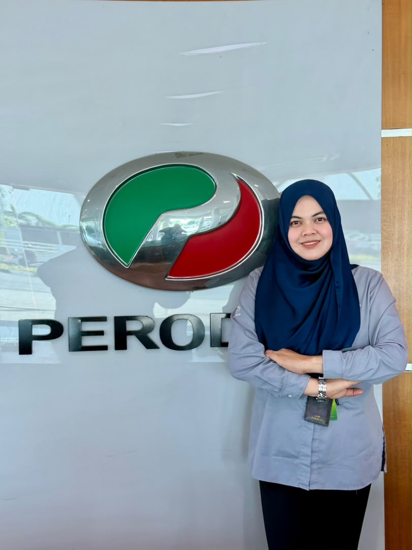 Perunding jualan Perodua di hadapan logo showroom
