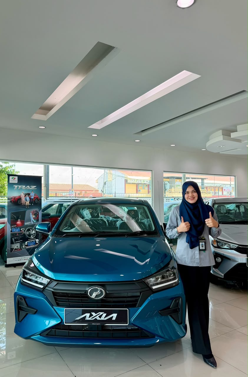 Perunding jualan bersama Perodua Axia di showroom
